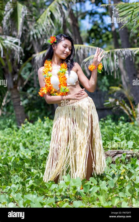 Mujer Bailando En Ropa Tradicional Hawaii Hula Bailarín Fotografía De Stock Alamy