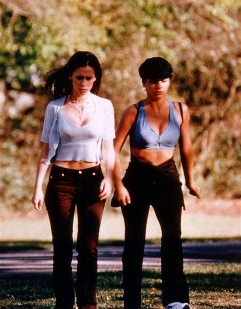 Jennifer Love Hewitt And Sarah Michelle Gellar In I Know What You Did