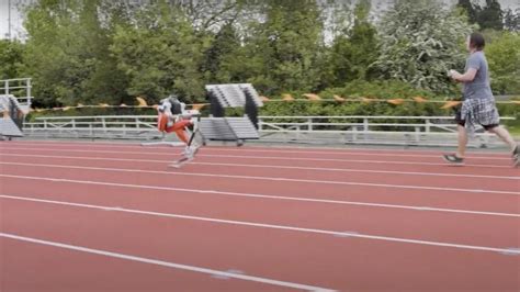 Usain Robolt Robô com duas pernas bate recorde de 100 metros rasos