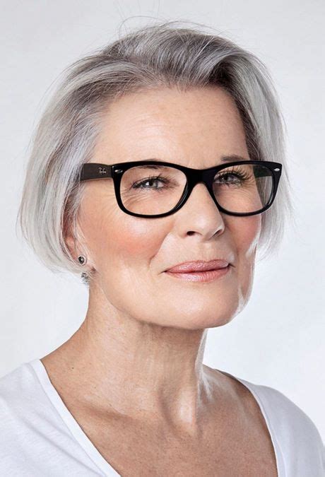 Coupe de cheveux court femme 70 ans avec lunettes Beauté et style