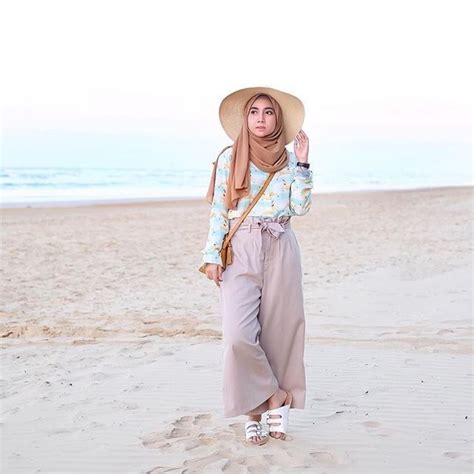 Selain menggunakan hijab yang nyaman dipakai, kamu juga harus memilih model atasan dan bawahan yang pas. Tips Memilih Outfit untuk ke Pantai Khusus Hijabers ...