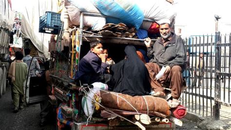 بسته شدن گذرگاه مرزی تورخم در افغانستان باعث گیرماندن هزاران مسافر شده