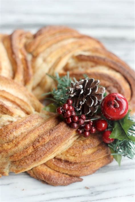 Cinnamon Roll Wreath Baker Bettie