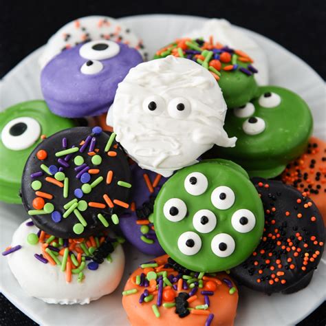 Want to make some cookies with the oven turned off this winter? Halloween Dipped Oreos Recipe - Cupcake Diaries