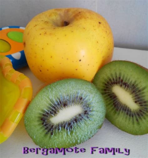 500 g de pommes 100 g de litchi 150 g de kiwi 25 g de sucre 1/2 c.à café de cannelle 1 gousse de vanille 50 ml d'eau. Compote pomme kiwi pour bébé - Bergamote Family
