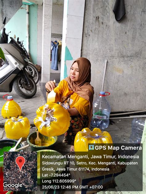 Kegiatan daur limbah bekas menjadi barang yang bermaanfaat