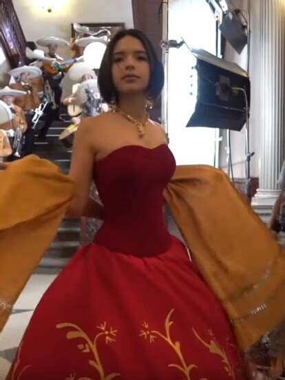 mira los 6 espectaculares vestidos que utilizó Ángela aguilar en su nuevo video ‘no me queda más