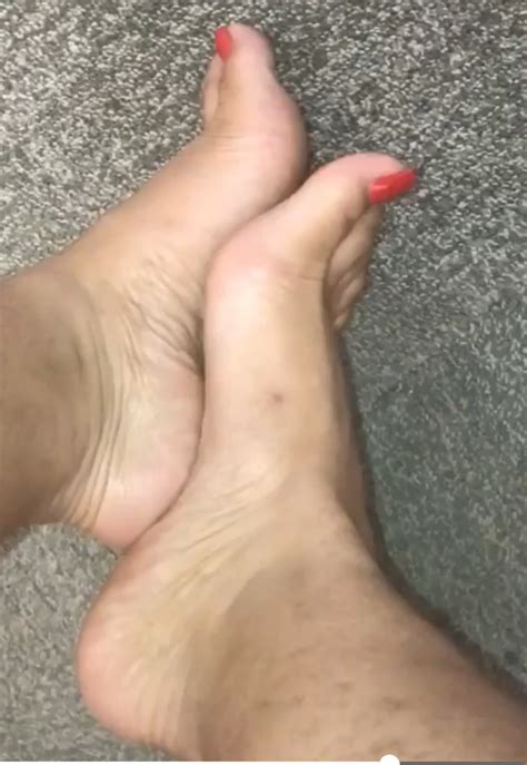 queens of the heel clip store sass squatch showing off the big size 11 feet june 2019