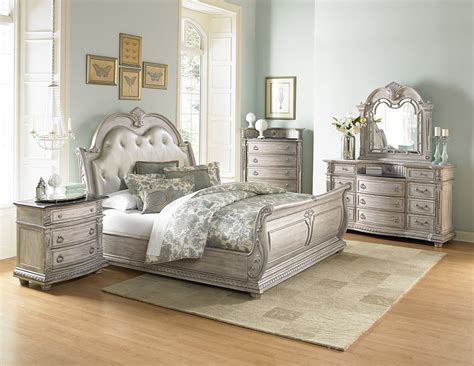 We must have been accustomed to seeing rectangular beds that are commonly used in homes, but there are also other models of bed, one bed circle. Palace II White Wash King Bonded Leather Sleigh Bed from ...