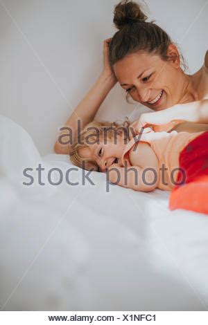 Weil ich noch öfter gehen möchte. Mutter und Tochter im Bett, kuscheln umarmen Stockfoto ...