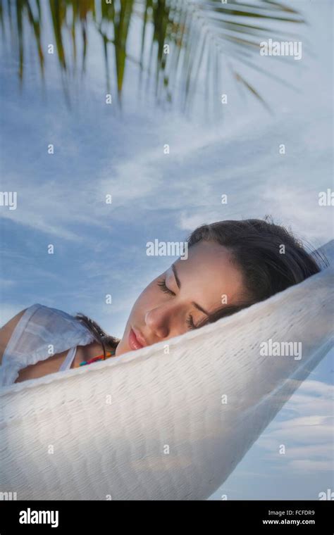 Mujer Descansando En Una Hamaca Fotos E Imágenes De Stock Alamy