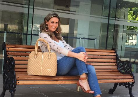 Ella es rocío marengo, modelo, animadora de tv, vedette y actriz argentina, ella ha participado en varios programas de televisión en chile y argentina. Rocío Marengo sorprende con título de estudios y deseos de ...