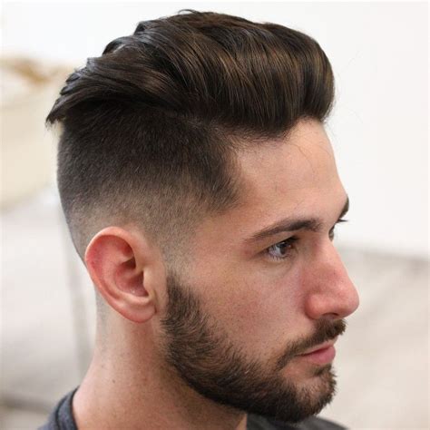 Mid fade undercuts are great for visually elongating your face with still having a neat and precise haircut. undercut männer übergang seiten mid fade #hairstyles #hair ...