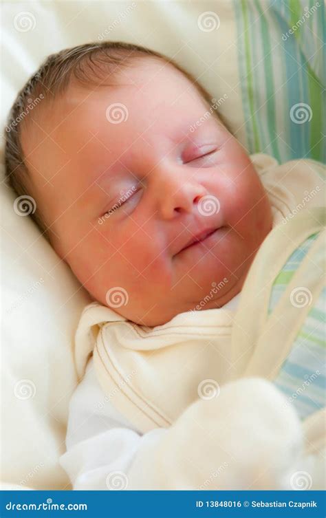 Bebé Recién Nacido Sonriente Foto De Archivo Imagen De Cara Lindo
