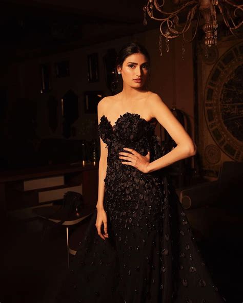 Her father hails from the bunt community whereas her mother is of punjabi hindu and gujarati muslim descent. Athiya Shetty 🖤 | Strapless dress formal, Elegant dresses ...