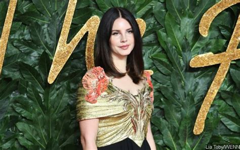 Lana Del Rey Plans To Sell First Book Of Poetry For 1