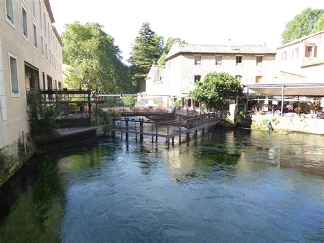 Vaucluse is a department of the provence region of france. Photo à Fontaine-de-Vaucluse (84800) : Le village au bord ...