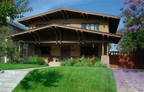 I'm drawn to fall colors and cozy cabin vibes. Exterior: Panoramio Craftsman House Design with ...