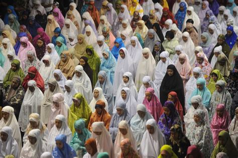 Idulfitri atau juga ditulis dengan idul fitri (bahasa arab: Pengertian Sholat Idul Fitri Dan Hukumnya - Umroh.com