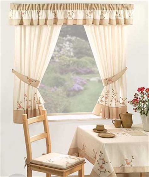 Si quieres ir por lo moderno, entonces esta es tu opción. Modelos de Cortinas para Cozinha Modernas, Baratas