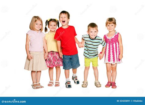 Groep Kleine Kinderen Die Handen En Het Glimlachen Houden Stock