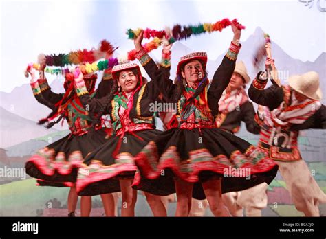 Actuación De Bailes Tradicionales Cuzco Los Andes Perú América Del