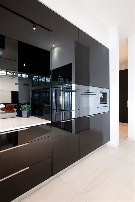 See more ideas about black kitchens, kitchen design, kitchen interior. Minimalist black & glossy kitchen design - Completehome