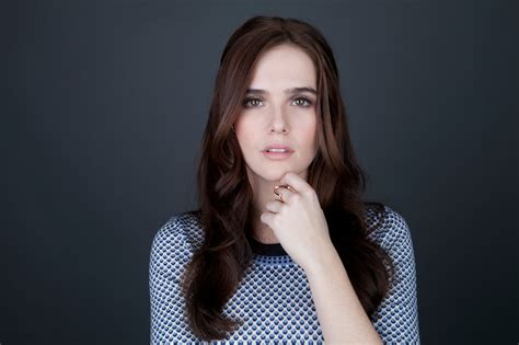 Zoey Deutch Simple Background Brunette Looking At Viewer Celebrity