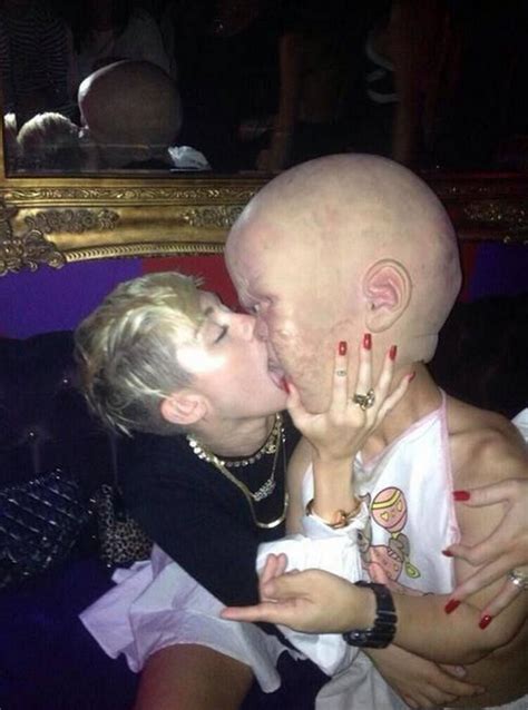 Miley Cyrus Se Besó Con Un Bebé Gigante Infobae