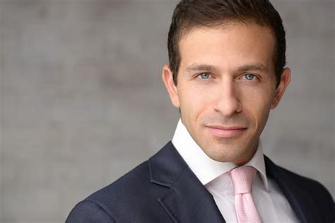 Groupe d'étudiants qui luttent contre les incivilités dans les transports en commun. Swiss Private Banker Becomes Hollywood actor