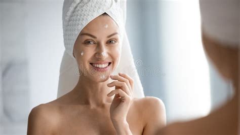 30s Woman After Shower Apply Moisturiser For Dehydrated Skin Stock Image Image Of Moisturizer