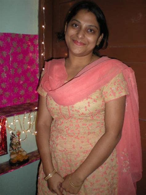 Cute South Indian Aunty Stills All Mp3 Songs