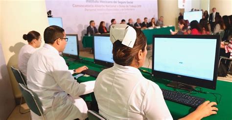 .del seguro social (imss), dos de ellas como enfermeras y otra como secretaria. IMSS abrió convocatoria para contratar 8 mil 700 médicos y ...