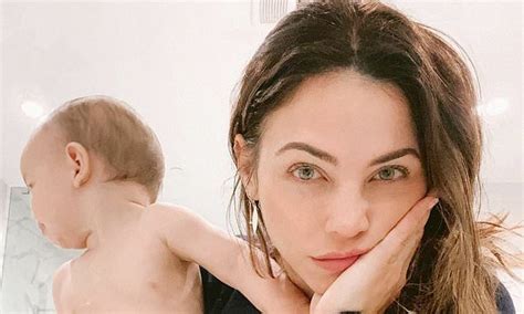 Jenna Dewan Shares Snap Of Herself Holding Son Callum Admits She Didnt Nail It This Week