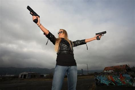 Jeune Femme Avec Des Canons Image Stock Image Du Fille Attrayant