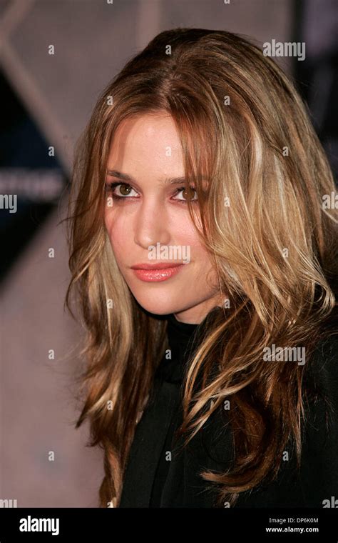 oct 17 2006 hollywood california usa actress piper perabo at the prestige world premiere