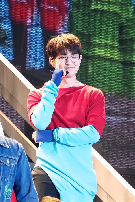 My Weakness Is Onew With Glasses😍😍😍😍 Shinee Members Shinee Onew Lee