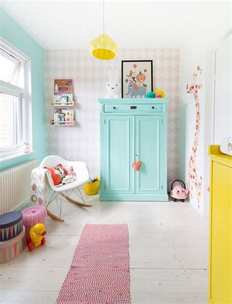 Pile dans l'air du temps, la palette de couleurs ensoleillées réveille la chambre. Résultat de recherche d'images pour "deco chambre fille jaune et rose" (avec images ...