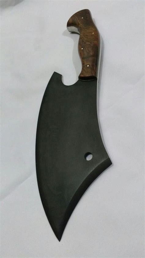 El cuchillo supervivencia es un estilo de cuchillo que combina la hoja de un cuchillo de caza bowie con mango hueco, diseñado para albergar algunos útiles de emergencia. knife making #Knifemaking en 2020 (con imágenes ...