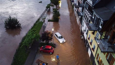 mehr als 100 hochwasser tote im westen deutschlands
