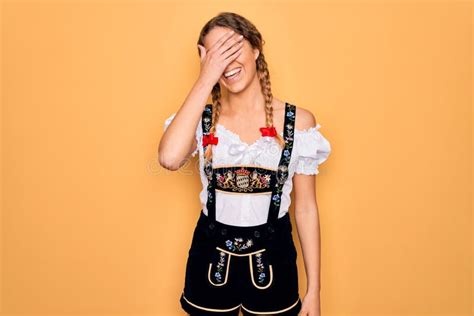 joven hermosa rubia alemana con ojos azules usando el vestido tradicional de octoberfest