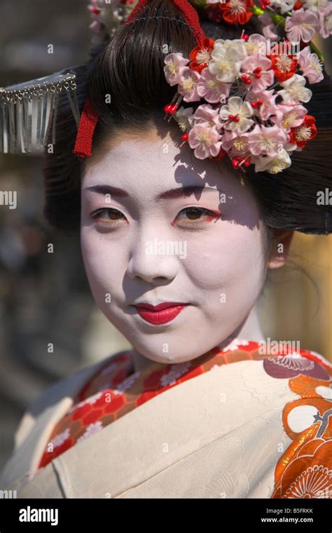 Geisha Kyoto Japan Asia Hi Res Stock Photography And Images Alamy