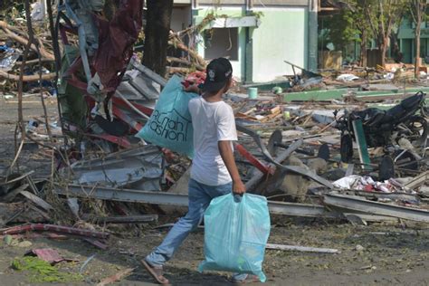 Sulawesi Quake Indonesia Clamps Down On Looting As Quake Tsunami Toll Tops 1200 Asia News