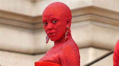 دوجا كات تلفت الأنظار من جديد في أسبوع الموضة بباريس بعد ظهورها بالبلورات الحمراء مساحات