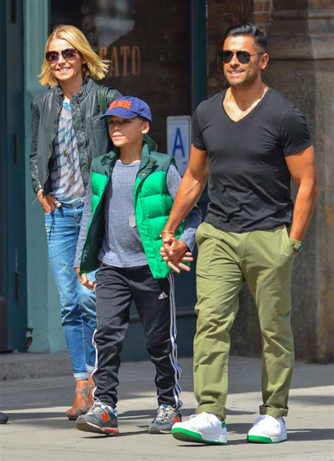 Kelly ripa and her clan are taking europe by storm. Kelly Ripa & Family Out For Lunch In New York City | Celeb ...