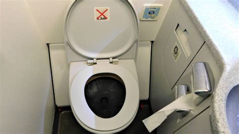 飛行機のトイレタンクが満タンになってあふれることはあるのか？ ライブドアニュース