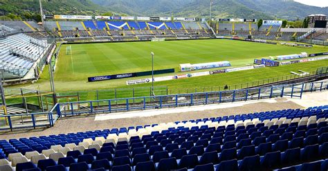 L'area occupata, 35.000 mq, è ancora la stessa, con un campo che misura 110m x 70m. Brescia, l'abbonamento allo stadio a prezzo intero anche ...