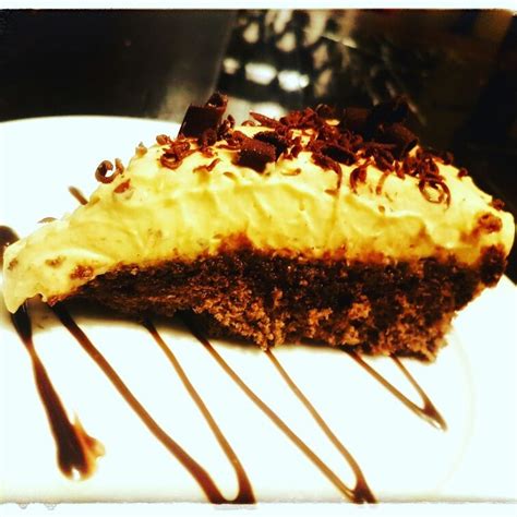 Pique a tablete de chocolate em pedaços pequeninos e coloque numa taça de pirex. Tarta con base de brownie y mousse de lúcuma! Mmmm ...