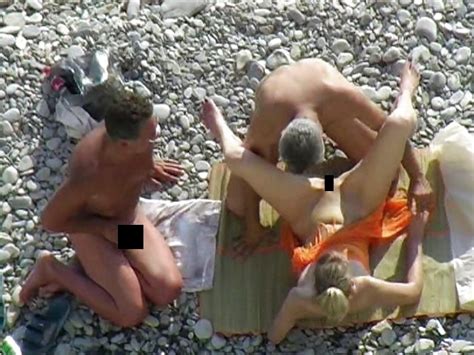 【画像】海水浴場で全裸の男たちに群がられてる全裸女性の正体 ポッカキット