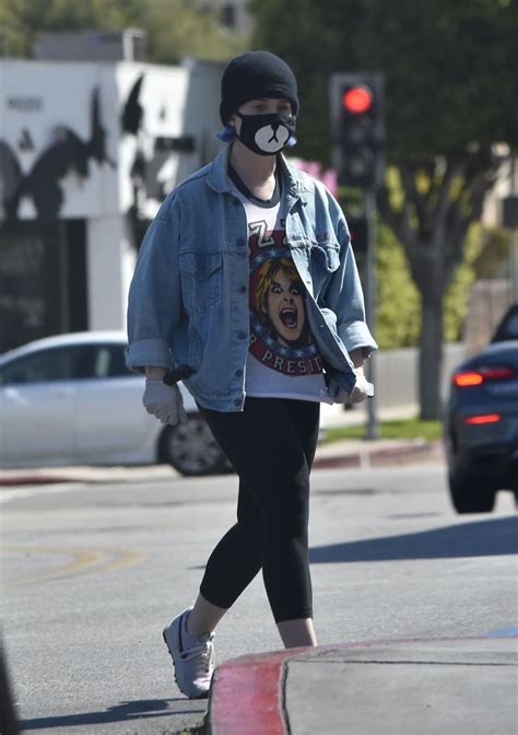 2,359,640 likes · 3,161,653 talking about this. KELLY OSBOURNE with Face Mask Out Shopping Eggs in Los ...